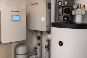 Pompe à chaleur air-eau Heliotherm installée par les techniciens chauffagistes et frigoristes d'IPOKOST dans la commune de Ruyères-les-Près dans le canton de Fribourg.