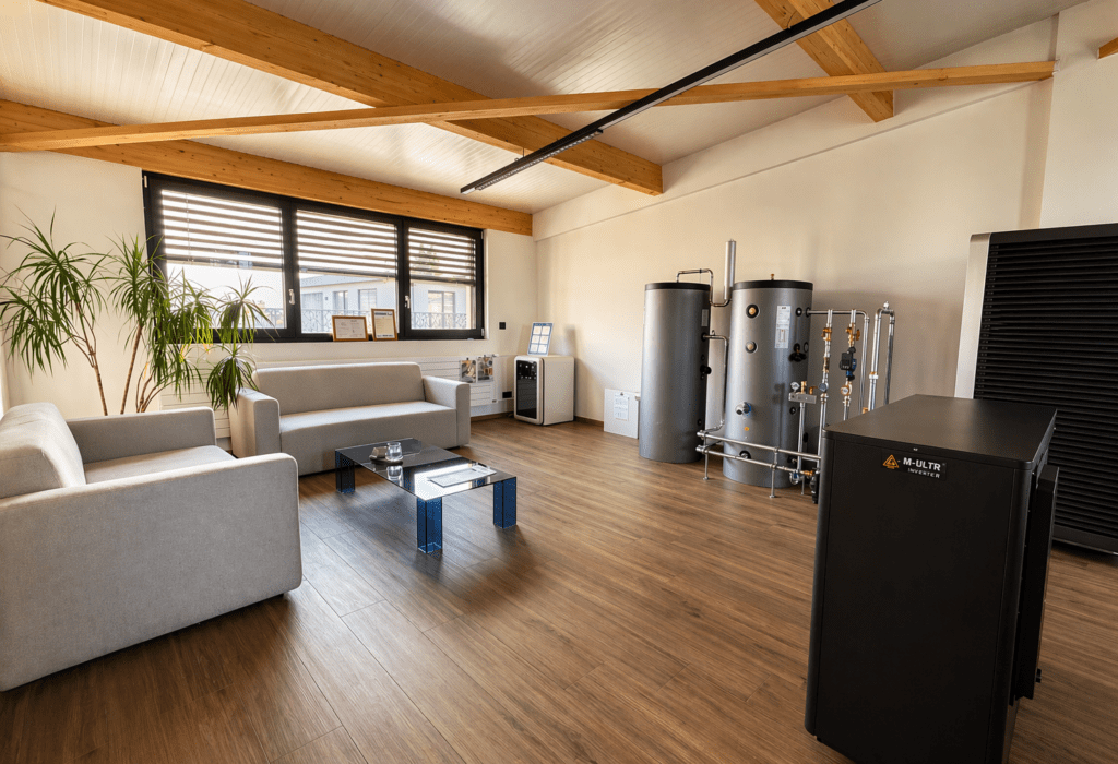 Showroom IPOKOST à Penthaz pour découvrir une pompe à chaleur Heliotherm en fonctionnement.